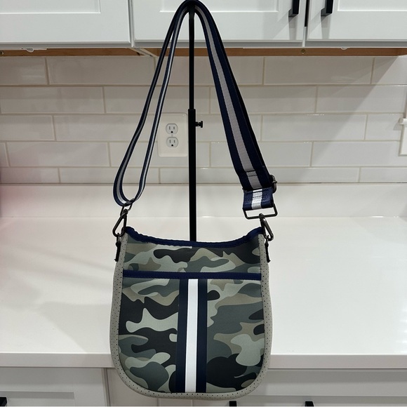 Haute Shore Neoprene Camo Crossbody Bag Blue White Stripe Strap - Picture 2 of 12
